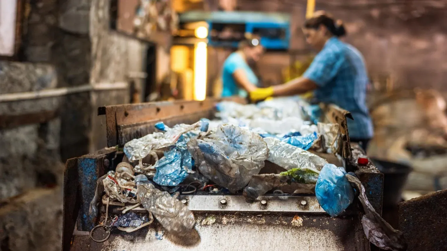 Muncitori fabrici reciclare Nepal